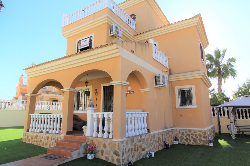Detached 3 Bedroom, 2 Bathroom Villa in Lo Crispin Free Real Estate