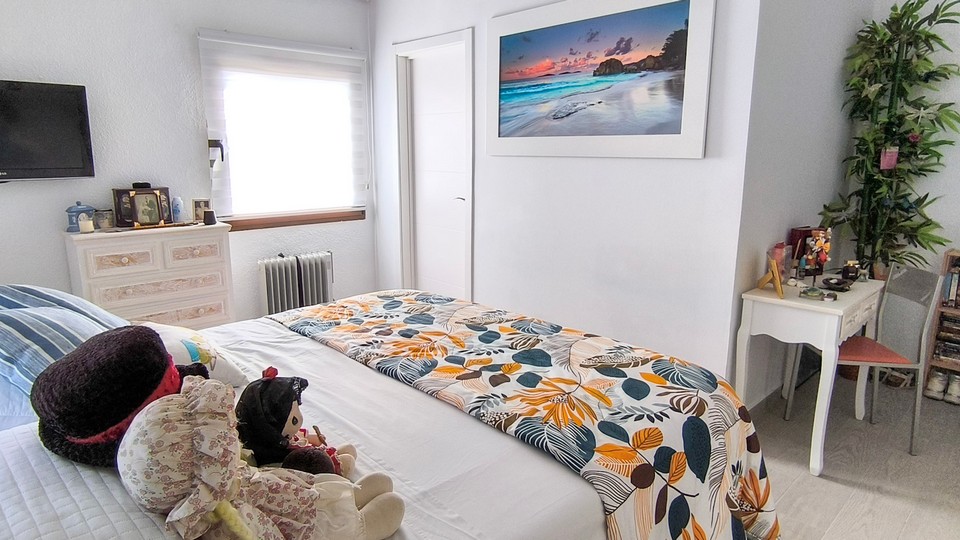 Master bedroom with en-suite shower room
