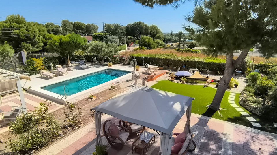 Terrace overlooking the swimming pool and Benijofar