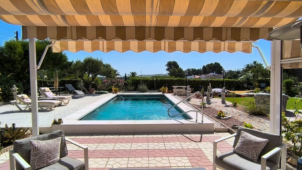 Terrace overlooking the swimming pool and Benijofar
