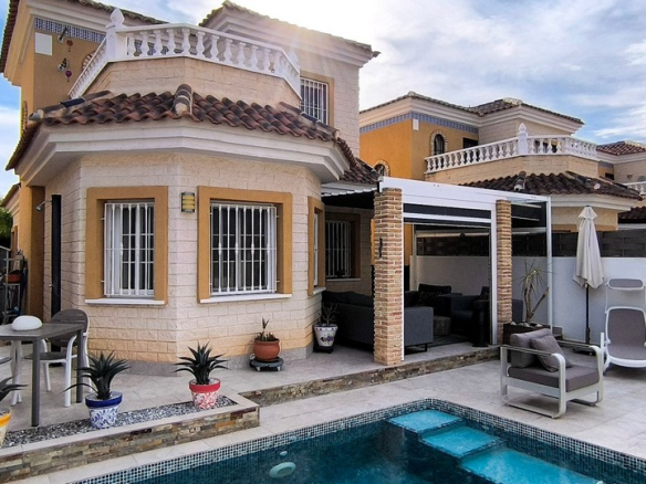 2 Bedroom Detached Villa with Private Pool in El Raso